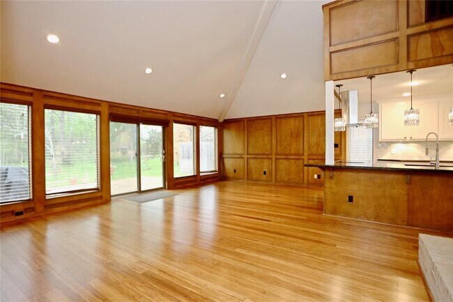 Foto del edificio - 13910 Briarhills Pkwy