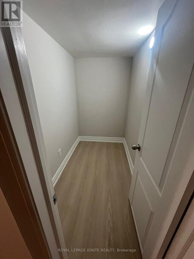 Building Photo - 6 Kingsdown Dr