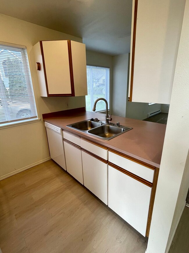Foto del edificio - Spacious 2-Bedroom Lower-Level Unit in Con...