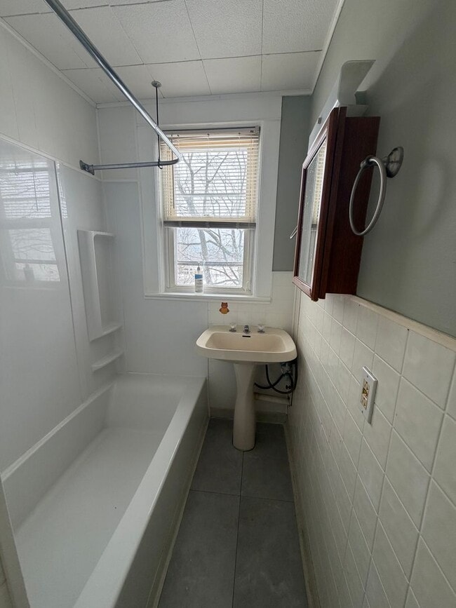 Foto del edificio - Move-In Ready 3-Bed, 1-Bath Home in Pittsfield