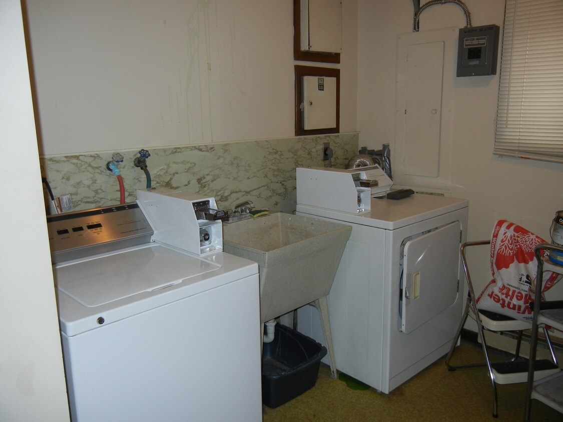 Coin laundry - 316 S 2nd St