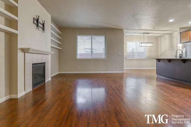 Building Photo - Great 4 Bedroom 2.5 Bath home in Hazel Del...