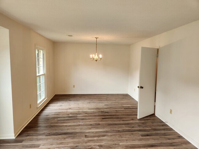 Building Photo - 7518 Country Hill Ln