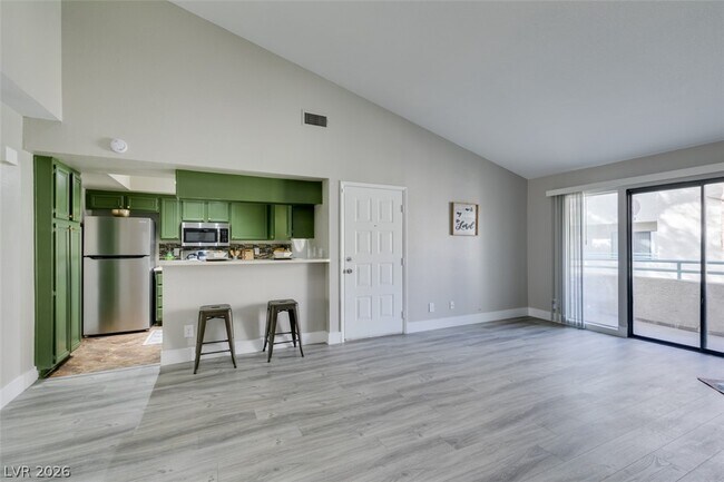 Building Photo - 930 N Sloan Ln