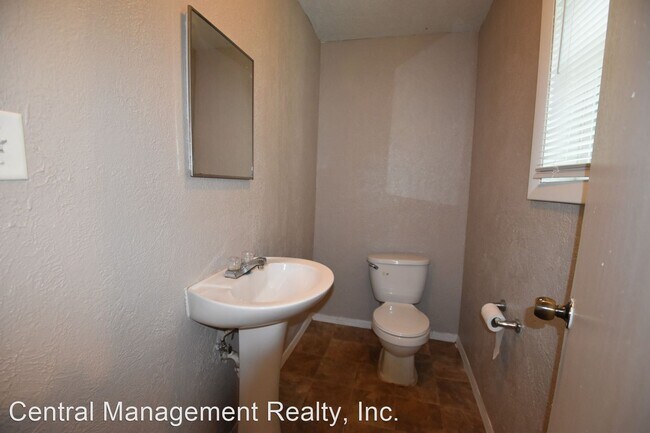 Building Photo - 3 br, 1.5 bath House - 117 E. Louis