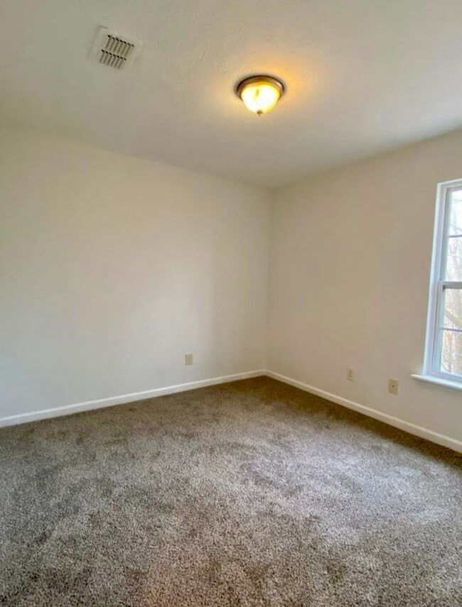 Building Photo - Three or four bedroom 2 1/2 bath in Antioch