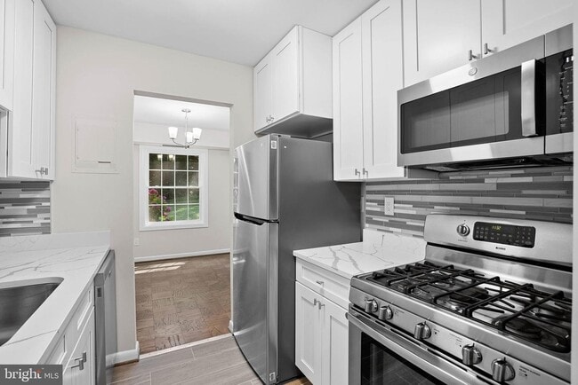 Building Photo - 3915 Lyndhurst Dr