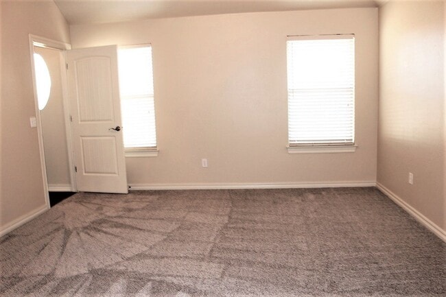 Building Photo - Gorgeous 4 Bed 2 Bath in Gated Community