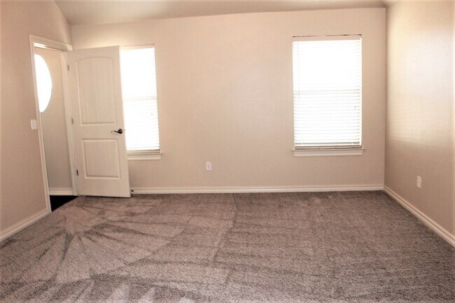 Foto del edificio - Gorgeous 4 Bed 2 Bath in Gated Community