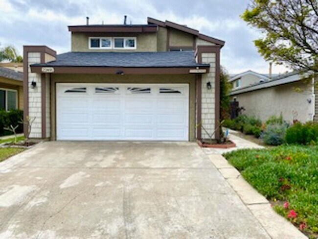 Building Photo - Beautiful and Spacious 4 bedroom, 3 bath h...