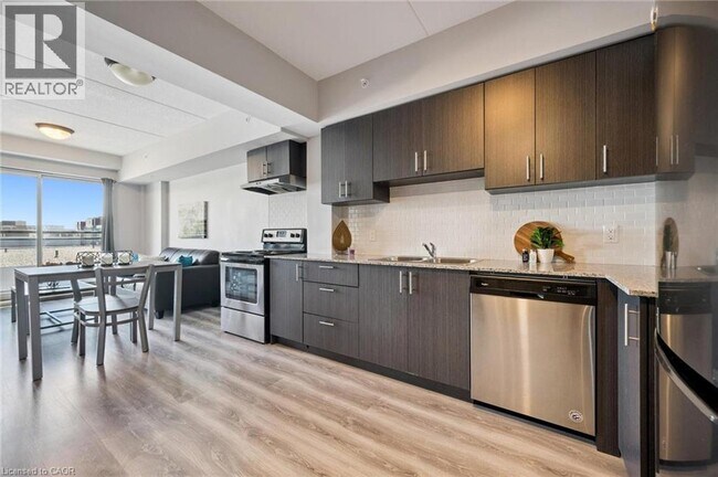 Building Photo - 275 Larch St