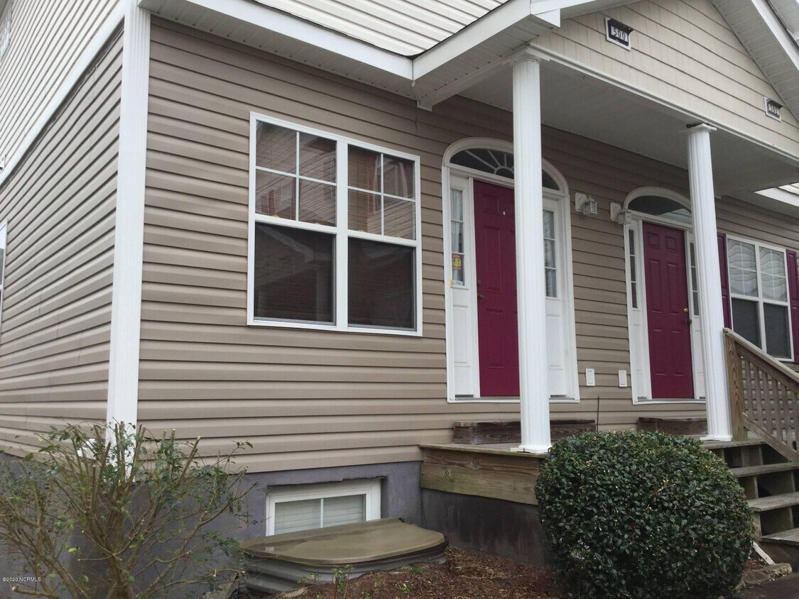 Primary Photo - 500 Sea Knight Ln