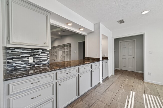 Building Photo - 11811 Beverly Dr