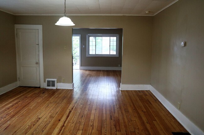 Building Photo - 806 Conrad Ave
