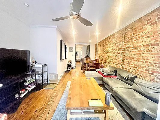 Foto del edificio - 334 E 6th St