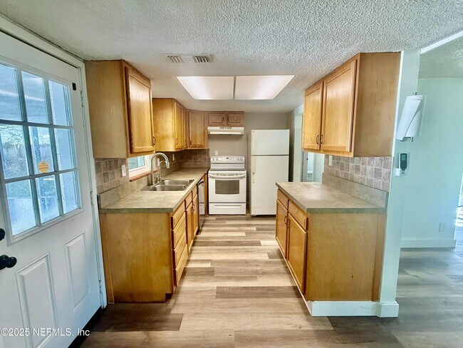 Foto del edificio - 7841 Eaton Ave