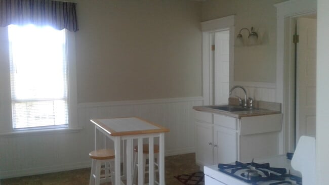 Building Photo - 416 E 3rd St