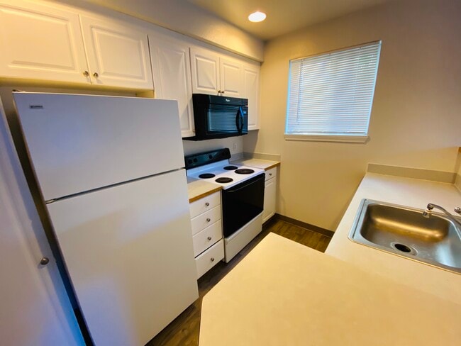 Kitchen - 931 N 86th St