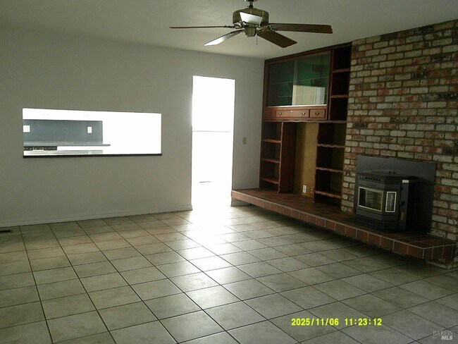 Foto del edificio - 390 S Almond St