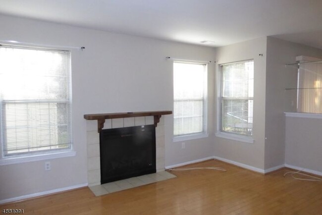 Foto del edificio - 270 Long Meadow Rd
