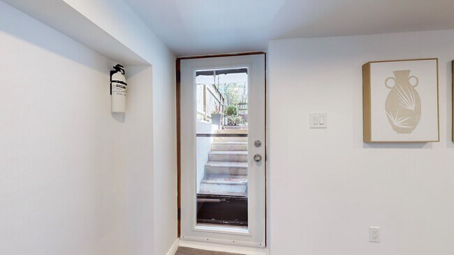 Building Photo - 33 Glebemount Av
