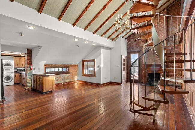 Building Photo - 611 Esplanade
