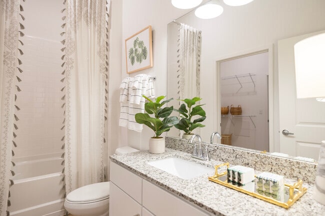1BR, 1BA - 656SF - A1 - Bathroom - The Gray