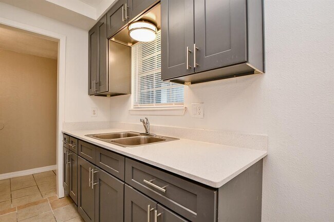 Building Photo - 8806 Hillsgrove Ct