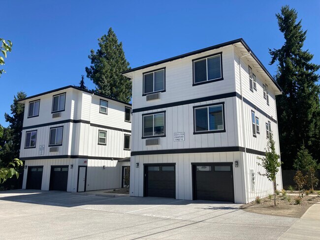 Building Photo - 3320 Crawford St SE