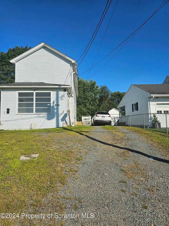 Building Photo - 956 Wood St