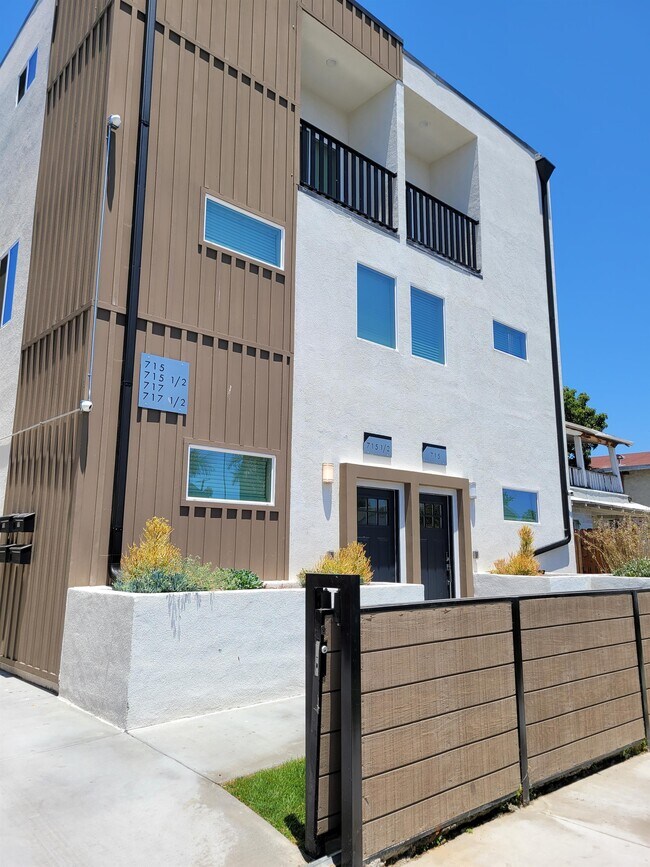 Building Photo - 715 W 47th St