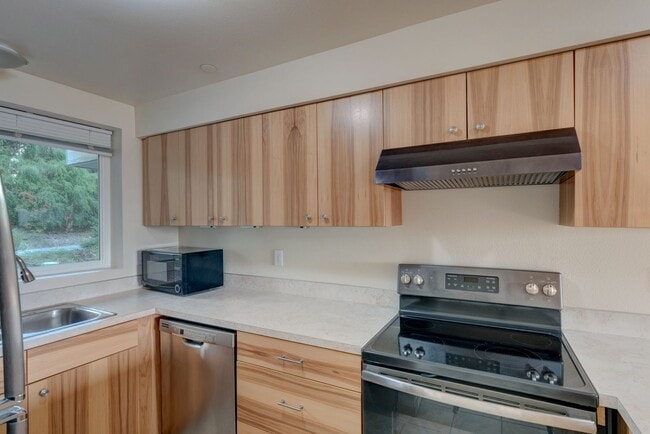 Building Photo - 2 bedroom/2 bathroom: Ground-Floor Condo with Partial Water View