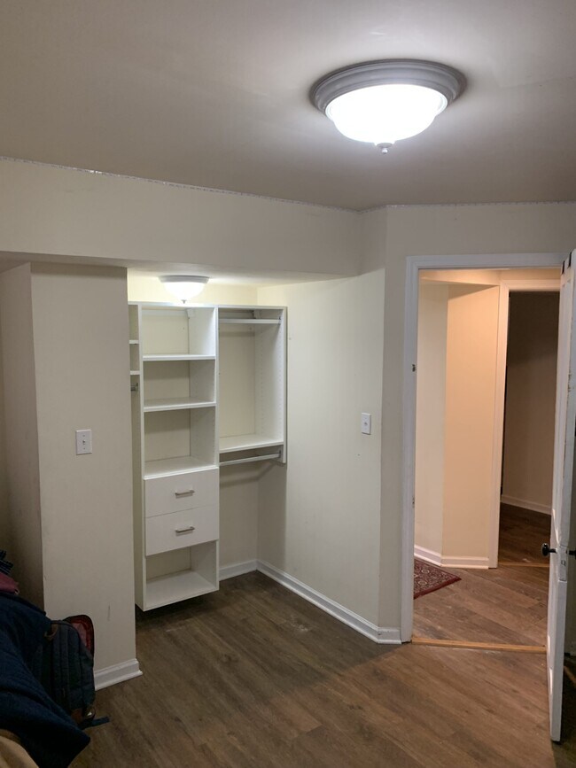 Visita loyolaleasing.com para ver más fotos - 6438 N Lakewood Ave