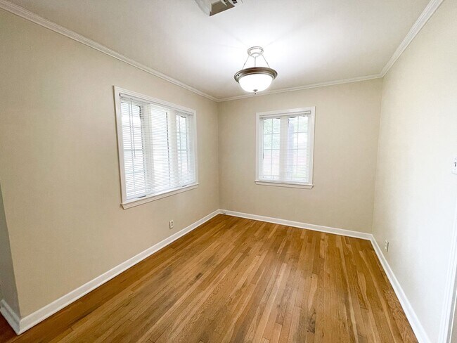 Foto del edificio - Crestview Charm: Spacious 3-BR Oasis with ...