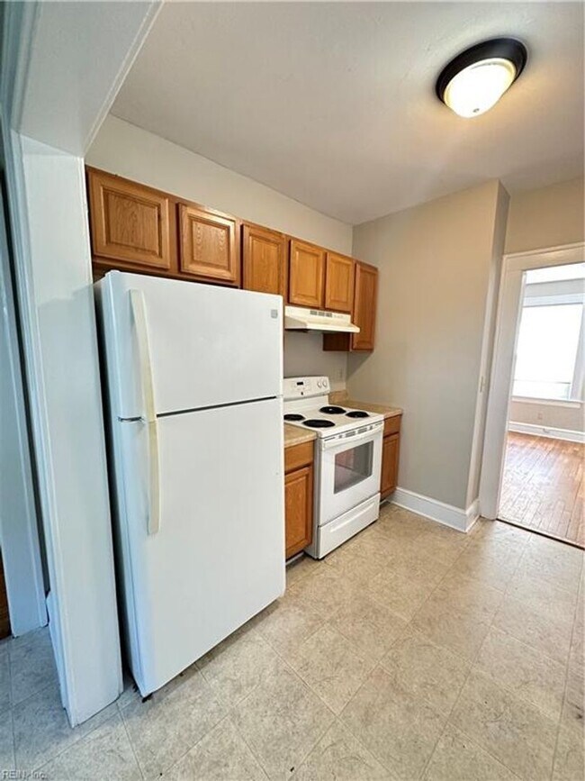 Building Photo - 3 BR 1.5 BA House