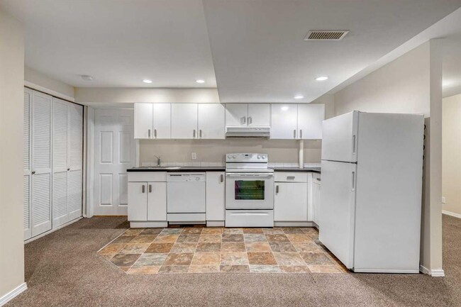 Basement full kitchen - 164 Midpark Cres SE