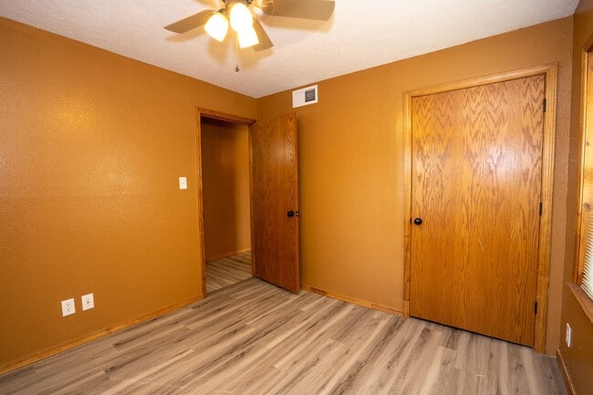Building Photo - Bartlesville bungalow with 3 bedrooms and ...