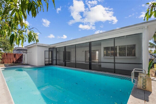 Foto del edificio - 7773 Coral Blvd