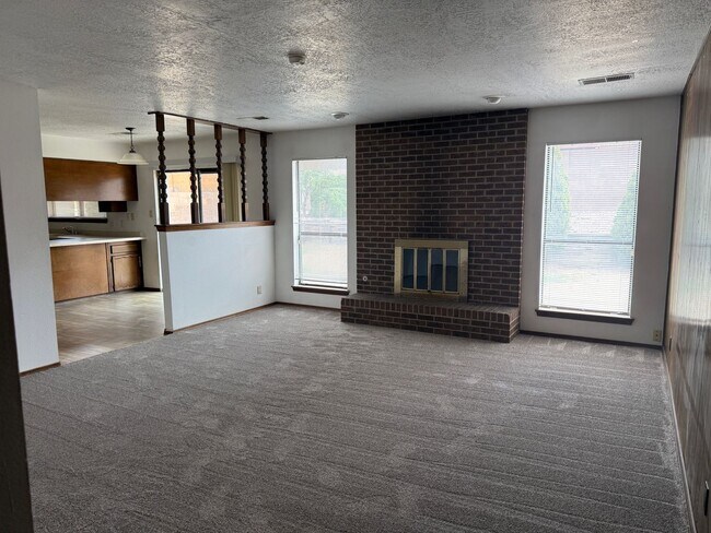 Foto del edificio - 4 Br, 1.75 Ba, 2 living areas, formal dining room, 2 CG, nice yards, storage shed