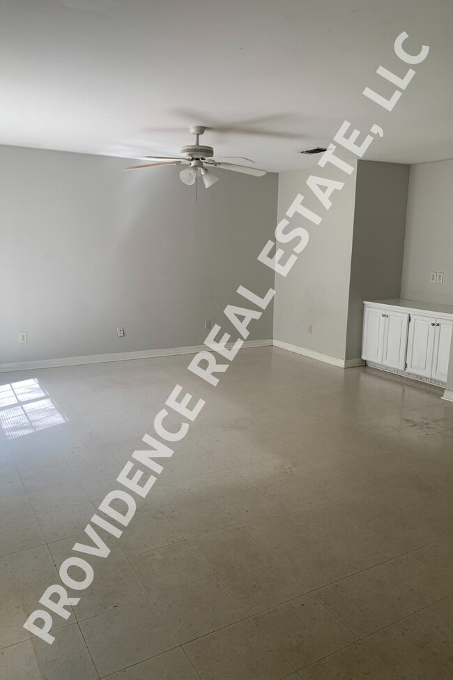 Foto del edificio - 3210 Sutton Dr