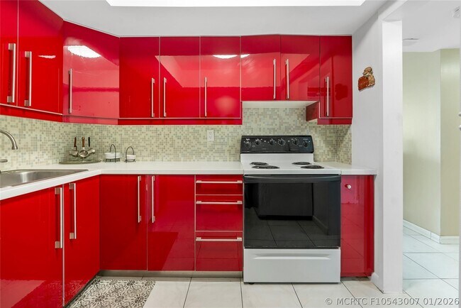 Foto del edificio - 3180 S Ocean Dr