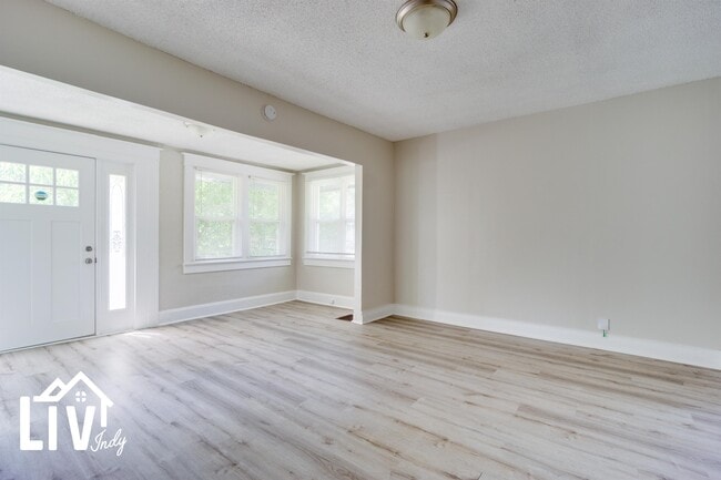 Building Photo - 1037 N Temple Ave