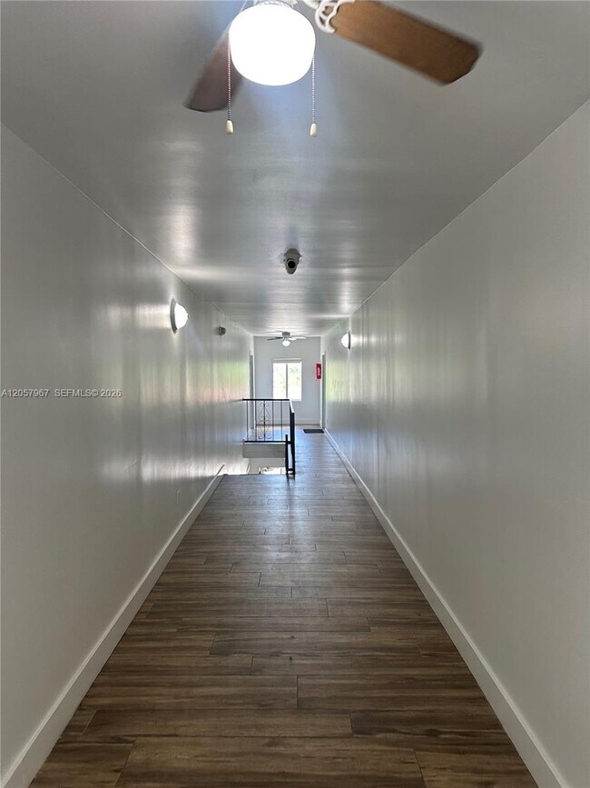 Foto del edificio - 2500 NE 192 St