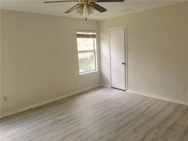 Foto del edificio - 3207 Barksdale Dr