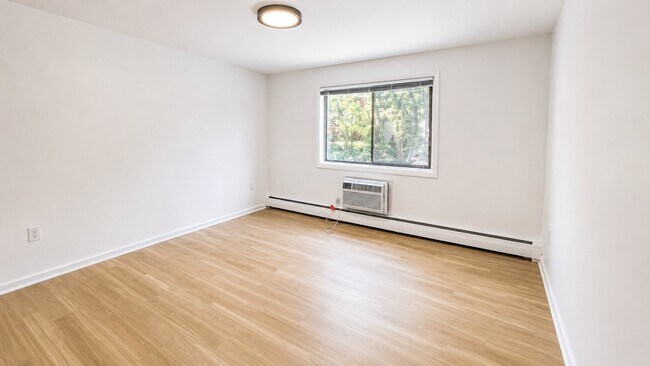 Foto del edificio - 4465 MacArthur Blvd NW