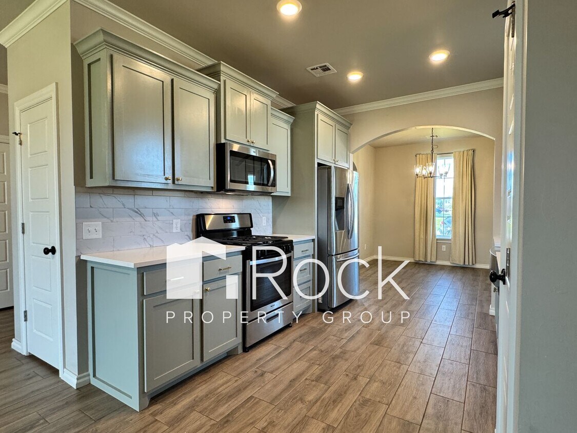 Spacious 3-Bedroom Home with Designer Kitc... - Spacious 3-Bedroom Home with Designer Kitc...