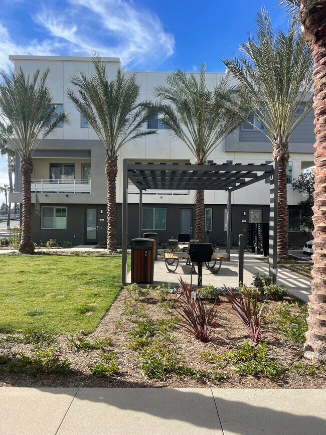 Front - 1896 S Westside Dr