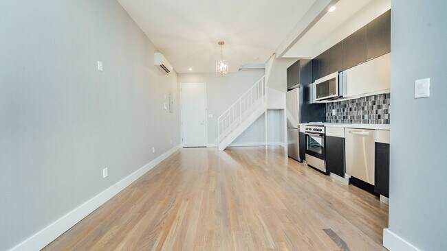 Building Photo - 253 Evergreen Ave