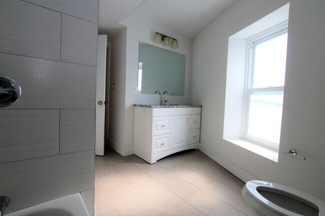 Foto del edificio - Newly renovated 2 bedroom/1bath in Manayun...