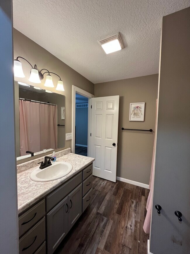 Foto del edificio - 1311 Oakwood Ln